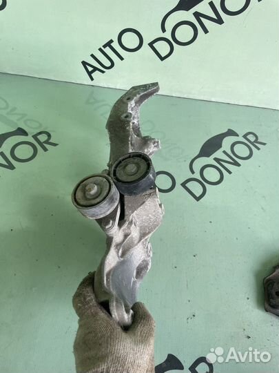 Кронштейн генератора renault