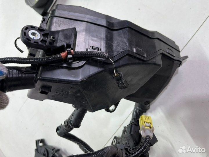 Корпус блока предохранителей передний левый Toyota