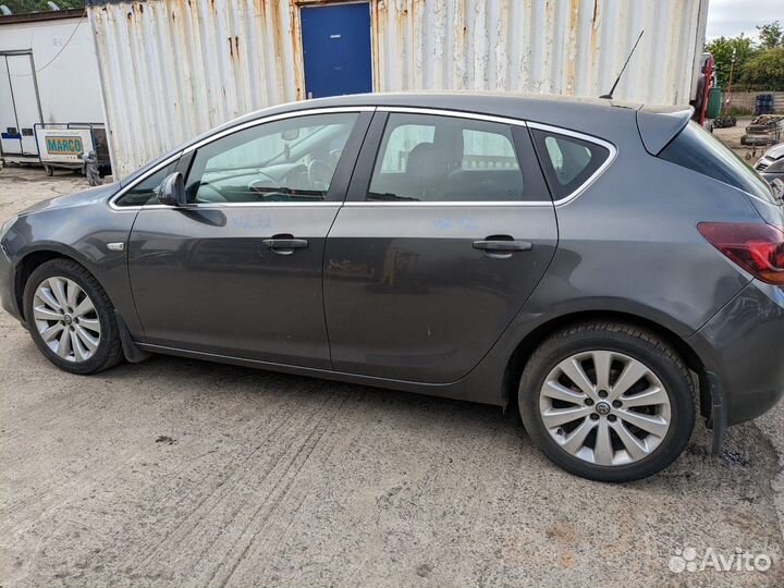 Бампер передний для Opel Astra J 13348047