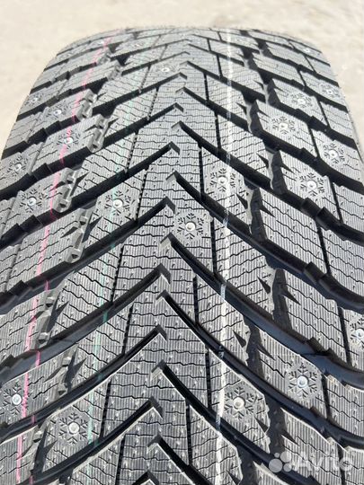 Zmax Winternova Stud II 215/45 R17 142T