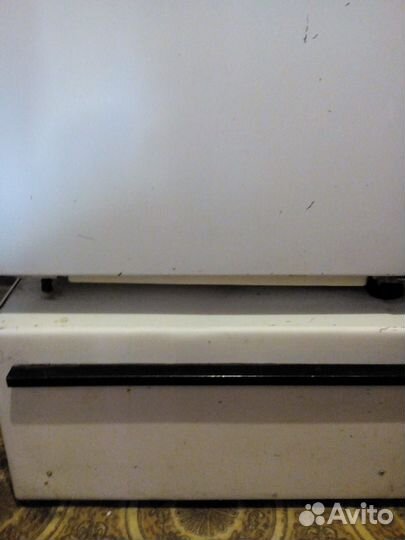 Продам подставку металлическую под холодильник