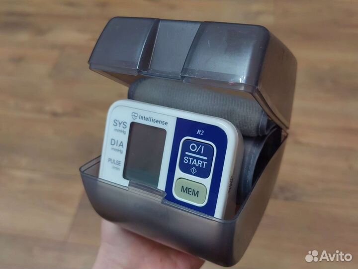 Тонометр на запястье omron