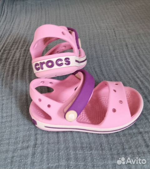 Босоножки для девочки crocs