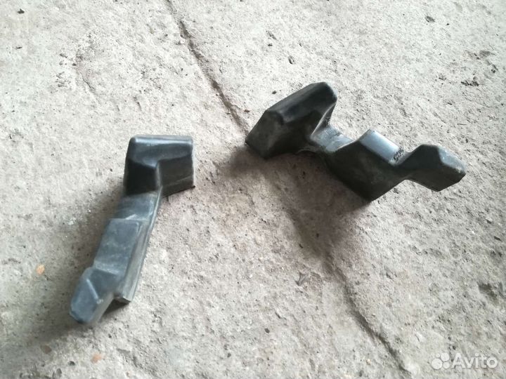 Уплотнитель резиновый упор капота Kia Rio 3