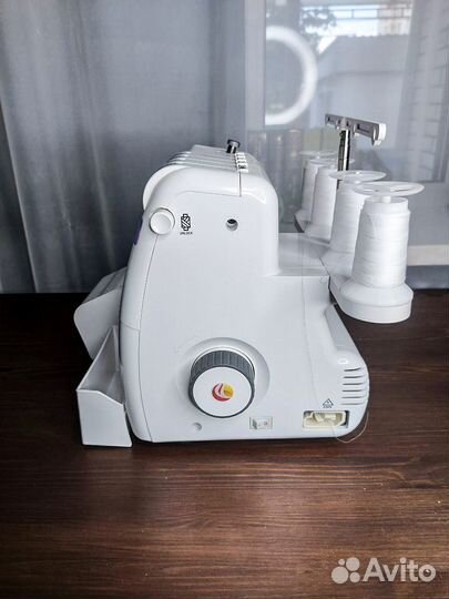 Швейная машина оверлок effektiv triumphator 1800X