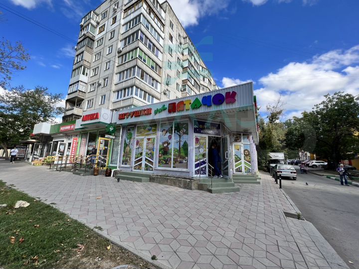 Нежилое помещение с арендаторами в проходном месте