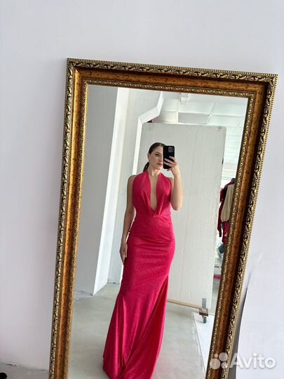 Платье фуксия с декольте