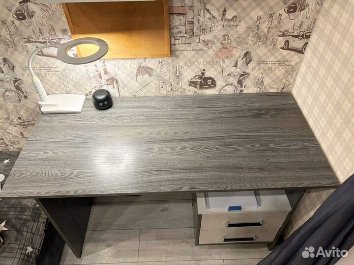 Стол письменный с полкой