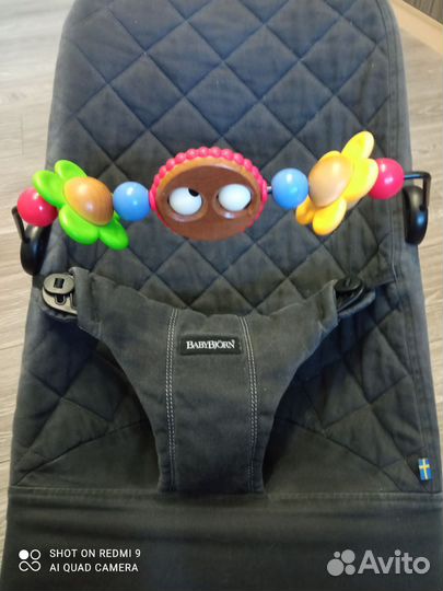 Шезлонг babybjorn с игрушкой