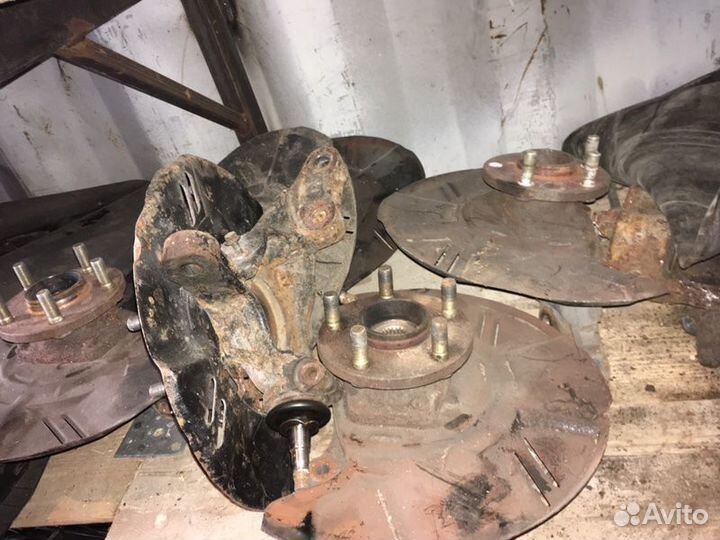 Поворотный кулак передний правый Subaru Legacy BL5