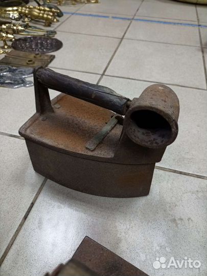 Утюги старинные на углях. Клеймо.чугун