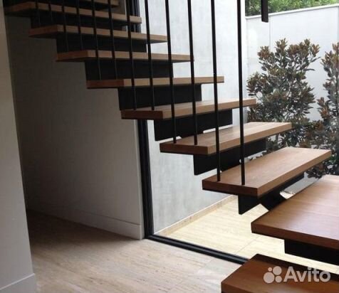 Металлический Каркас Лестницы на Ломанном Косоуре