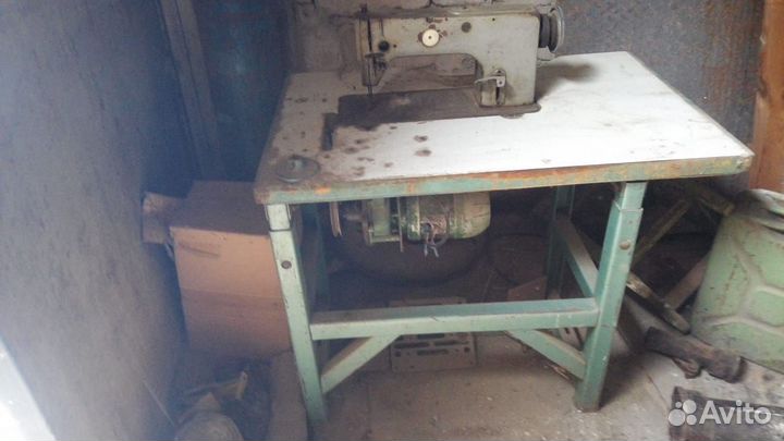 Машинка швейная с промстолом