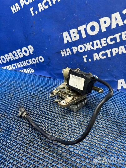 Передний правый замок двери Volvo 940 седан 1996