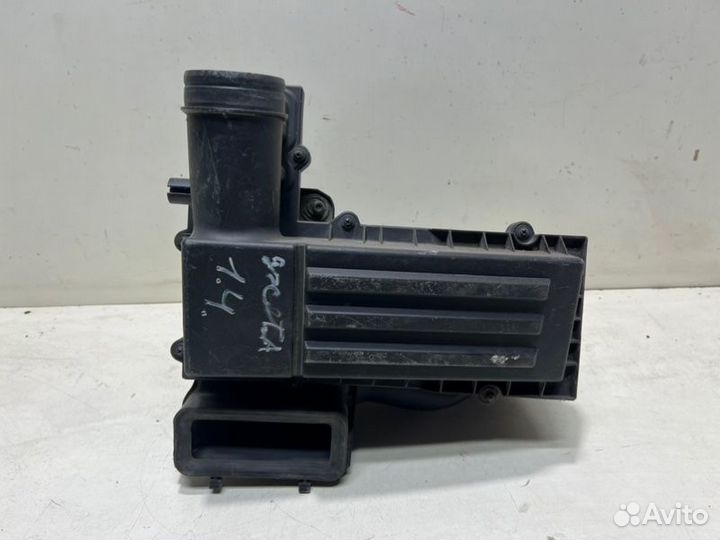 Корпус воздушного фильтра передний Volkswagen