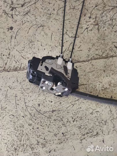 Замок двери передний правый на Ниссан Тиида
