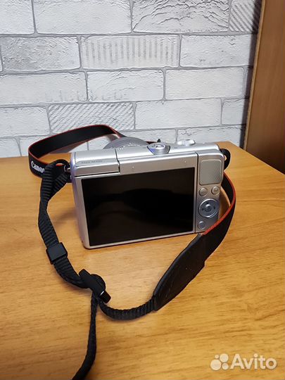 Canon eos m100
