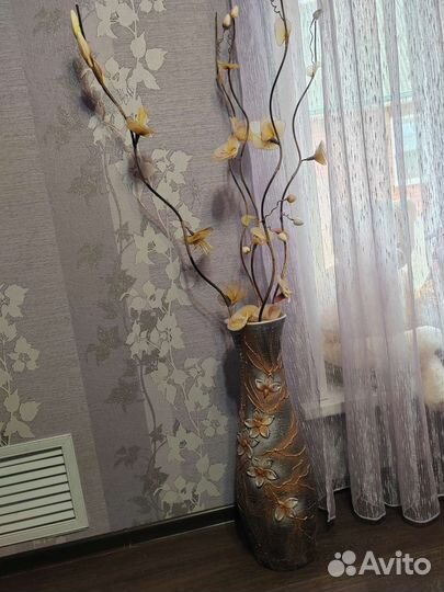 Декоративная напольная ваза с цветами интерьерная