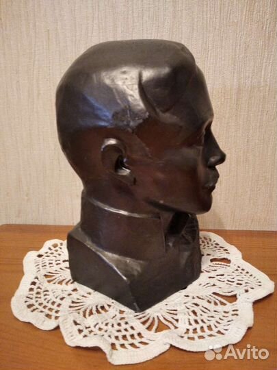 Бюст Лермонтов