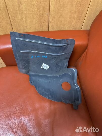 Mercedes w 203 передний правый подкрылок