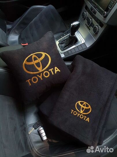 Автомобильный комплект Toyota: подушка и плед