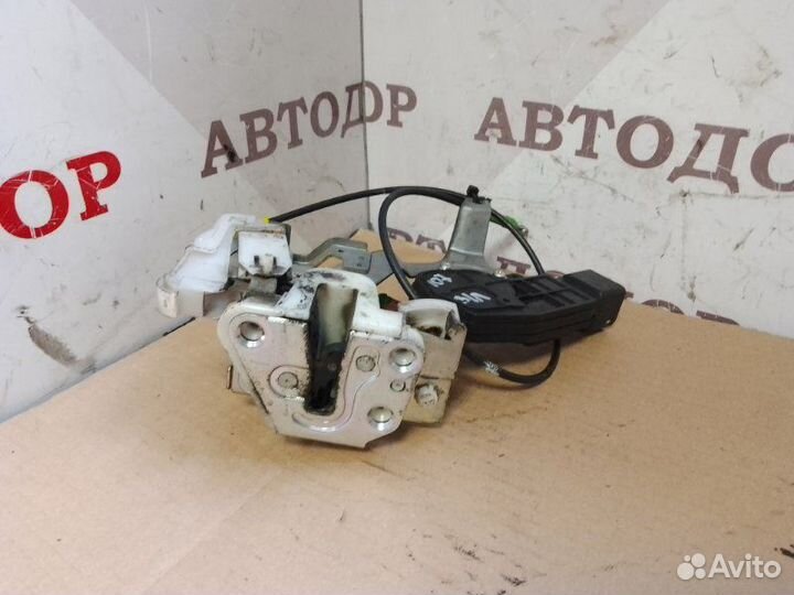 Замок двери задний левый Peugeot 107