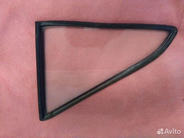 Форточка от Москвича задняя глухая