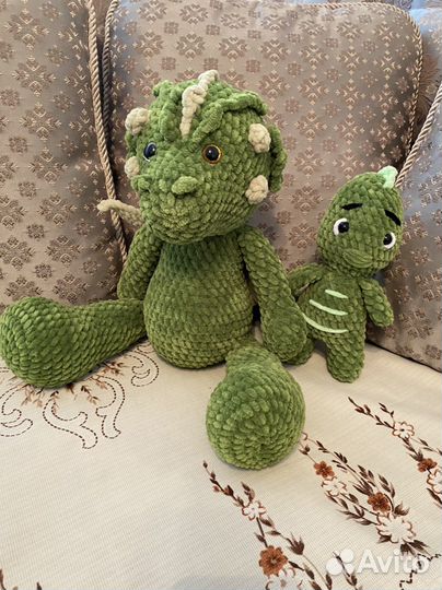 Игрушки - вязаный заяц, динозавр и дракон
