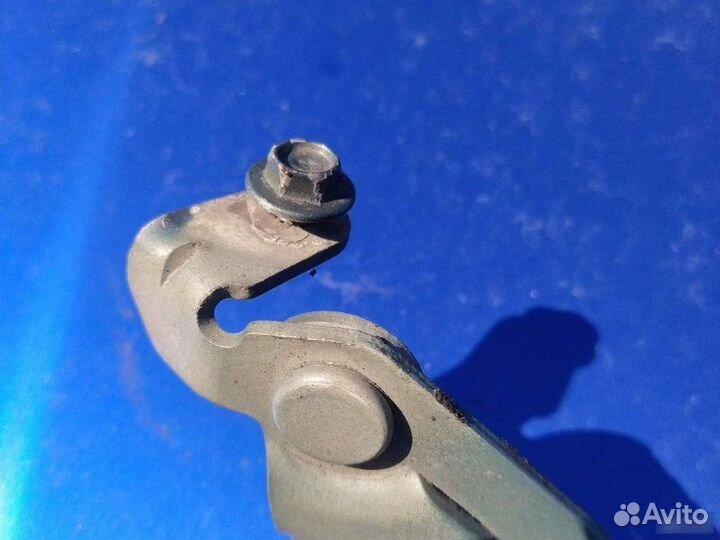 Петля капота правая Kia Sportage 2 2008