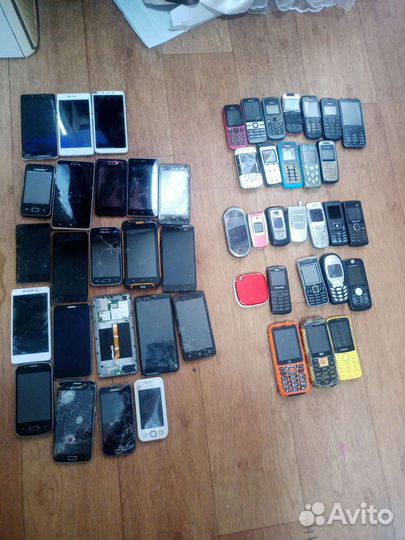 Телефоны много