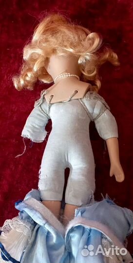 Кукла фарфоровая