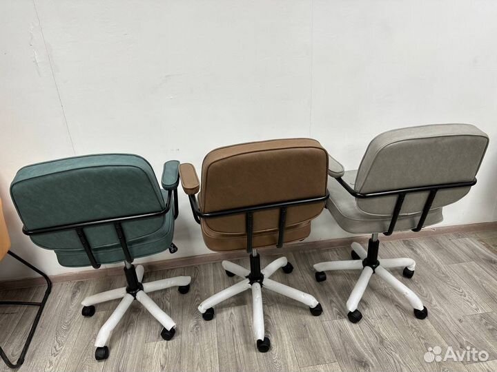 Стул кресло офисный на колесах