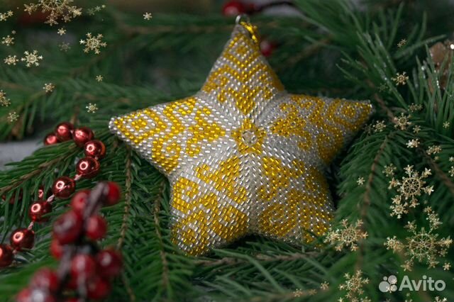 Новогоднее украшение из бисера ручной работы