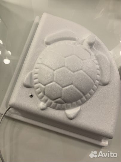 Красноухая черепаха с аквариумом