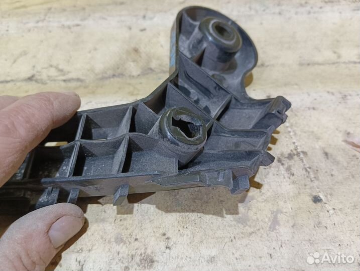 Направляющая переднего бампера Toyota Corolla E21