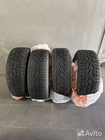 Toyo W8 235/60 R17 106T