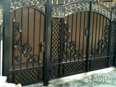 Кованные распашные ворота с забором