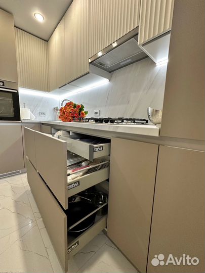 Угловая кухня под потолок на заказ в Челябинске