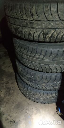 Bridgestone B700 215/65 R16
