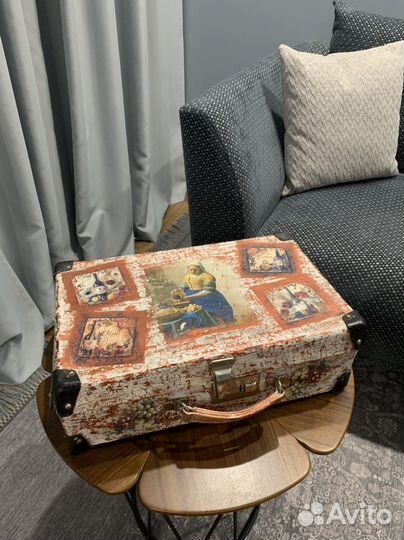 Интерьерный чемодан