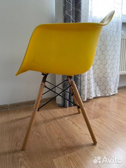 Кресло Eames W желтое