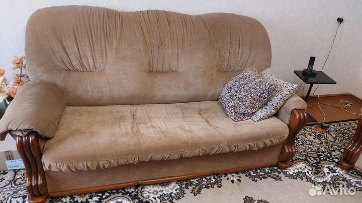 Мягкая мебель и журнальный столик, б/у