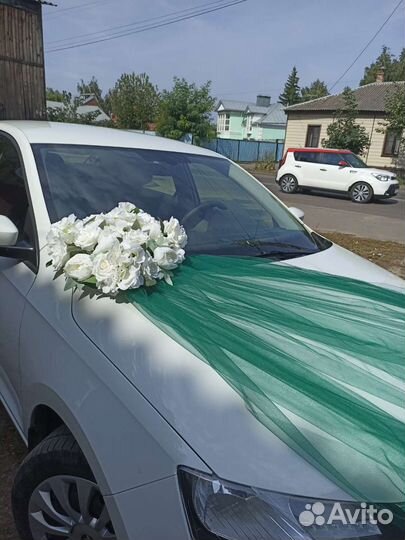 Украшение на авто в изумрудном цвете