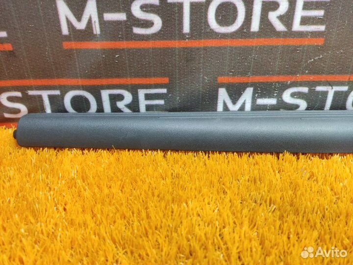 Накладка на порог салона передняя правая