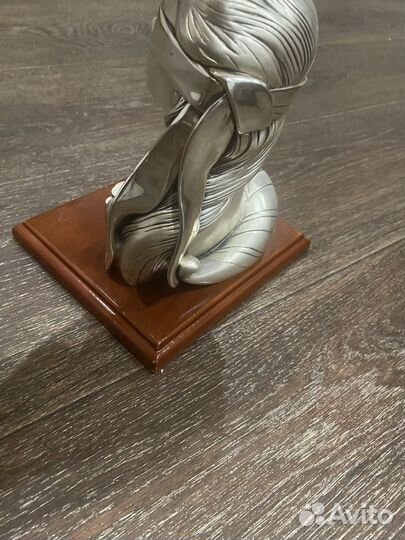 Статуэтка на деревянной платформе