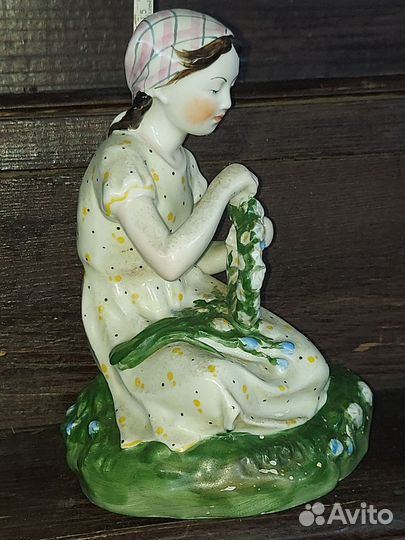 Статуэтка девочка с венком