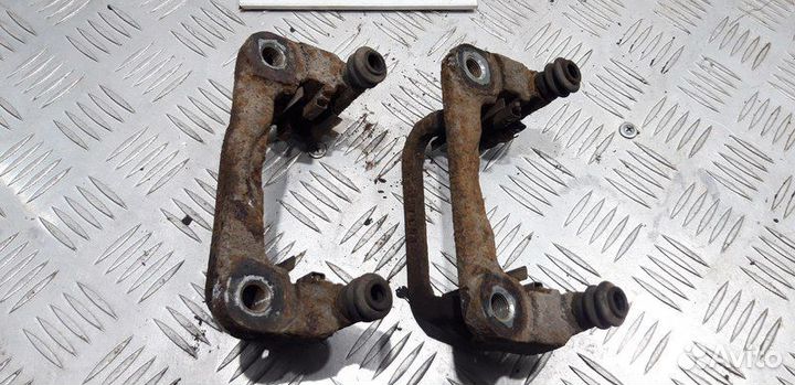 Скоба заднего суппорта Nissan Tiida C11