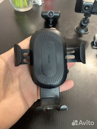 Беспроводная зарядка в автомобиль