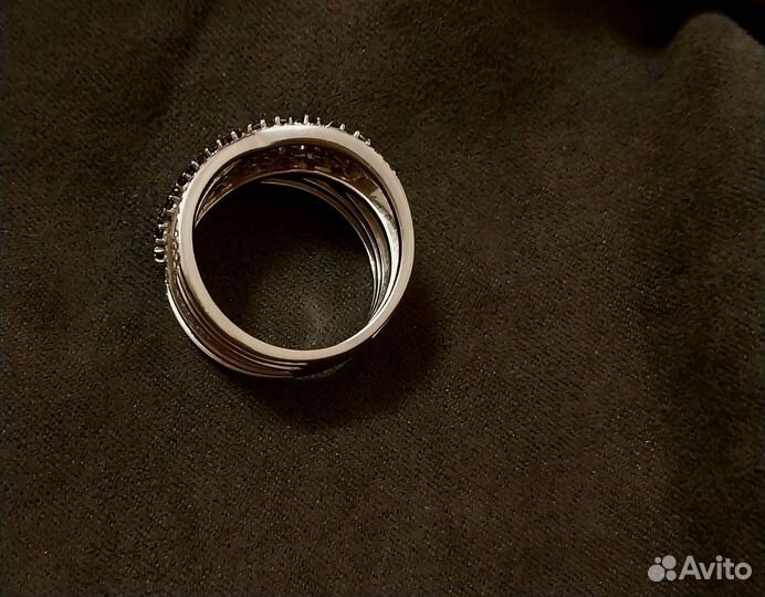 Золотое кольцо с черными бриллиантами мюз