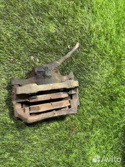 Передний левый суппорт Audi 80 B3